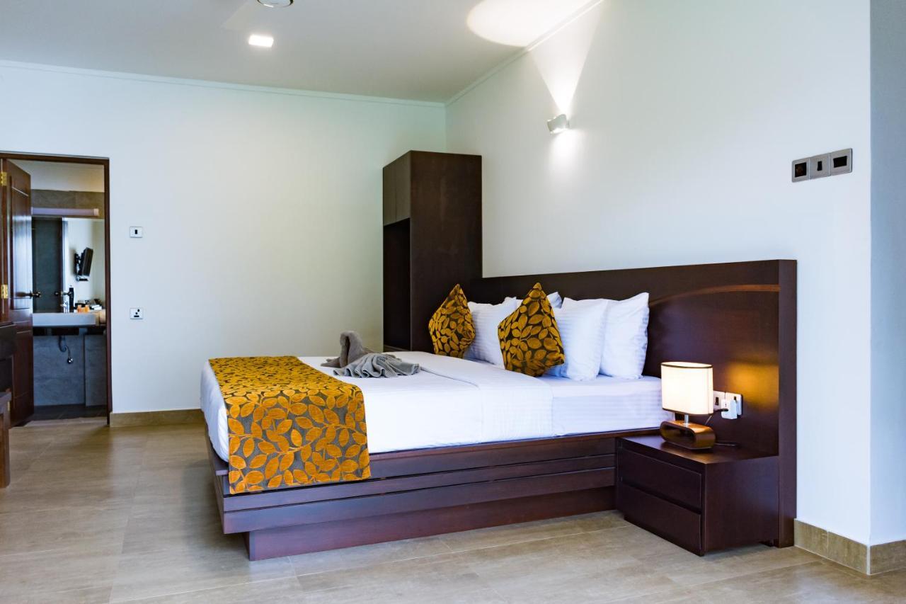 Bony'S Holiday Inn נגומבו מראה חיצוני תמונה