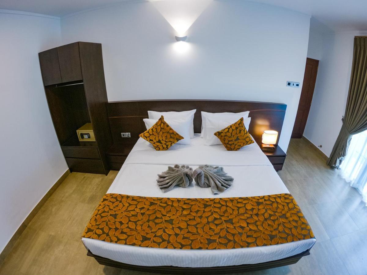 Bony'S Holiday Inn נגומבו מראה חיצוני תמונה