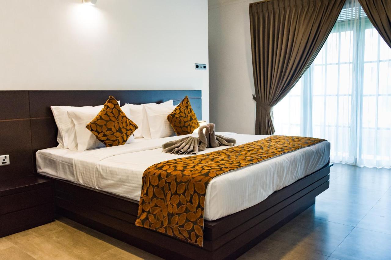 Bony'S Holiday Inn נגומבו מראה חיצוני תמונה