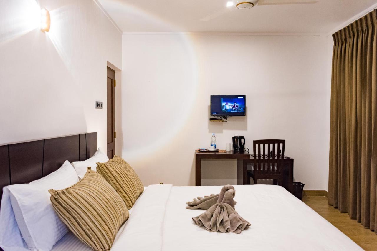 Bony'S Holiday Inn נגומבו מראה חיצוני תמונה