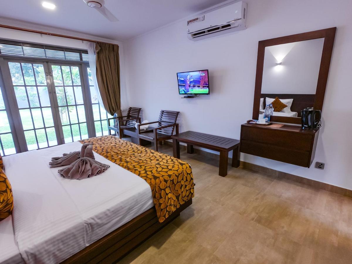 Bony'S Holiday Inn נגומבו מראה חיצוני תמונה