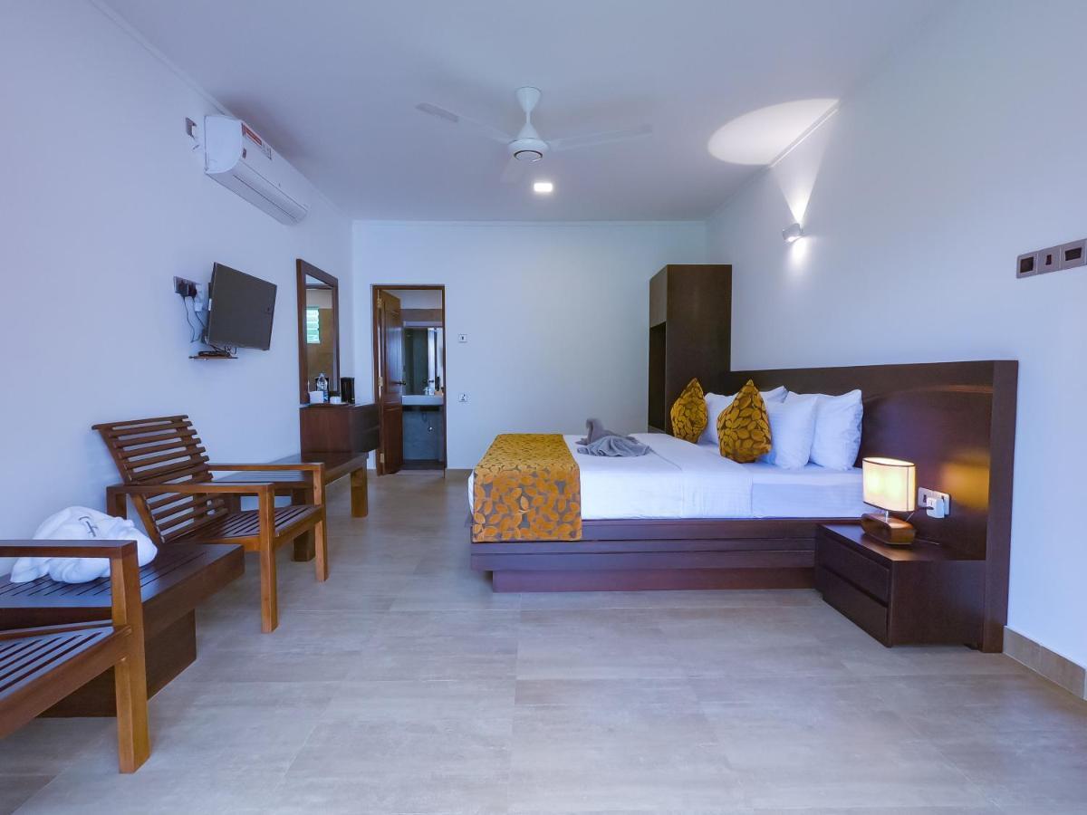 Bony'S Holiday Inn נגומבו מראה חיצוני תמונה