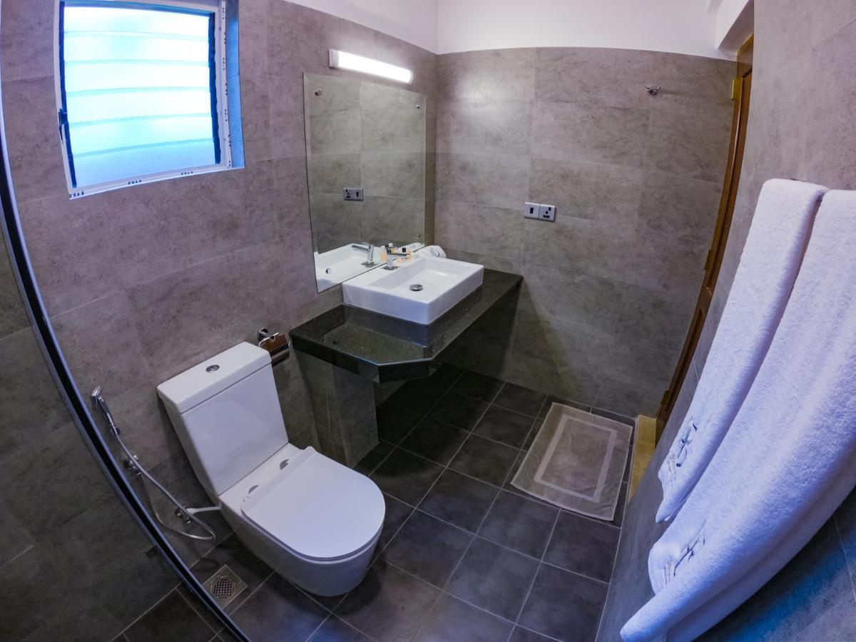 Bony'S Holiday Inn נגומבו מראה חיצוני תמונה